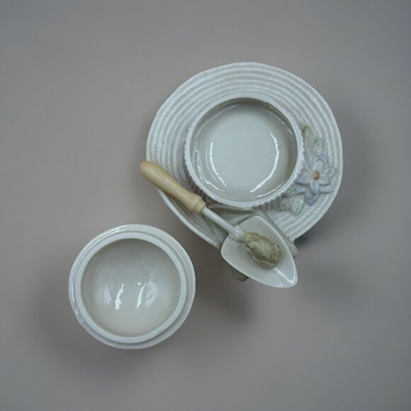 Vintage Lenox China Treasures Porcelain Garden Hat Trinket Box W/ Shovel & Frog - Picture 4 of 6